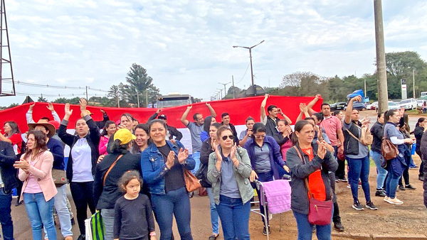 Docentes cerraron Ruta PY02 como protesta de Proyecto de Ley en estudio en el Senado - La Clave