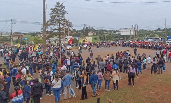 Docentes protestan contra Ley de Servicio Civil en diferentes puntos de Alto Paraná – Diario TNPRESS