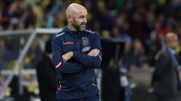 Versus / Ecuador anuncia salida del DT Félix Sánchez tras derrota ante Argentina
