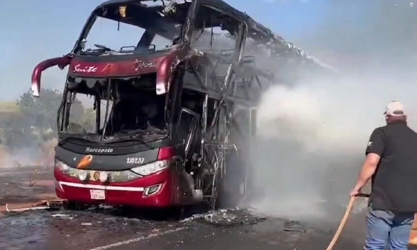 En Brasil un Ómnibus paraguayo con 30 pasajeros arde en llamas - OviedoPress