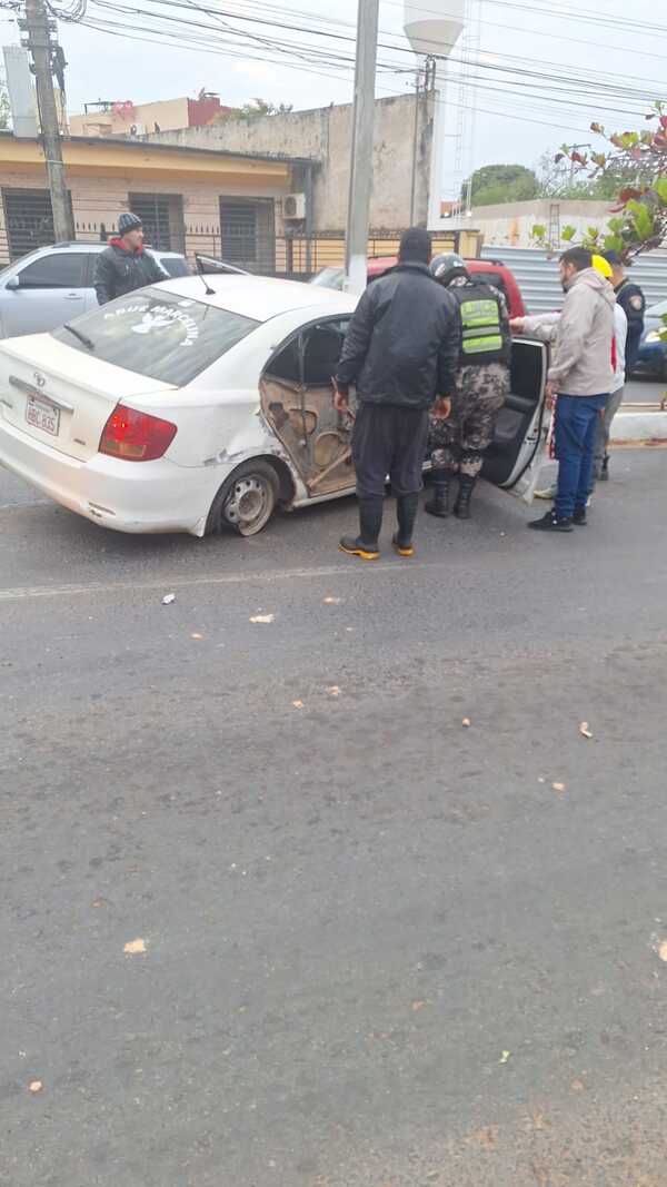 Policía muere en accidente: habría sufrido un infarto y chocó por una columna - trece