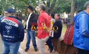 Docentes se movilizan sobre la ruta PY05 contra la Ley de carrera civil - Radio Imperio 106.7 FM