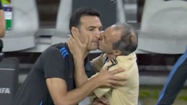 Scaloni ligó beso en la boca del utilero: "son cosas que pasan cuando estás alegre"