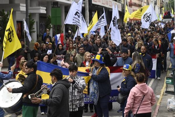 Gobierno anuncia acuerdo y docentes levantan movilización - Nacionales - ABC Color