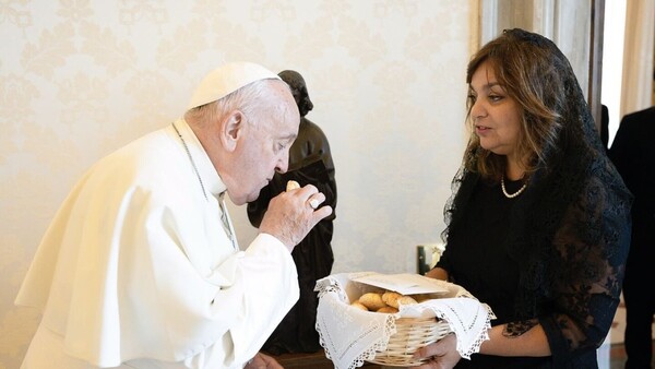 Papa Francisco recibe una canasta de chipa tradicional paraguaya