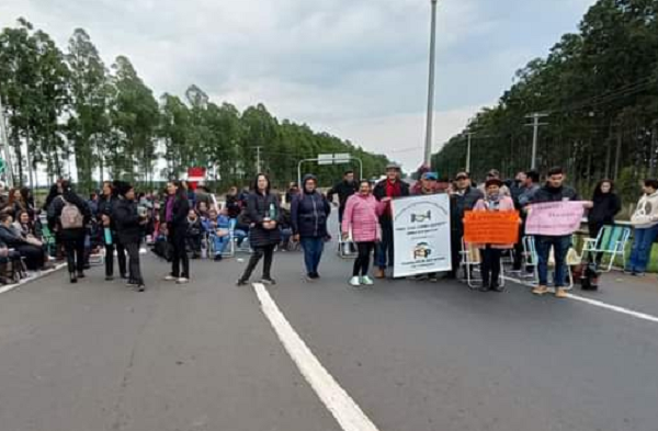 Docentes sanjosianos mantienen paro por la exclusión del servicio civil - Noticiero Paraguay
