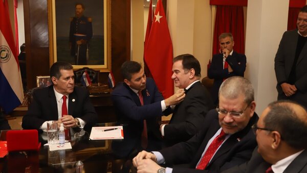 Nakayama trata de "tembiguái" a Penner por afiliarse a la ANR