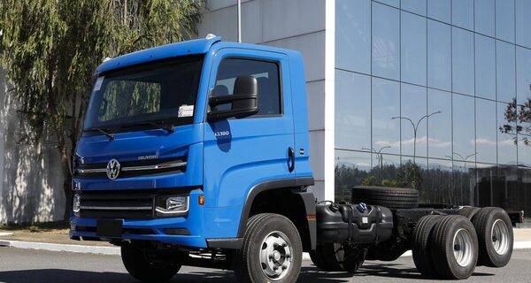 VWCO amplía la entrega del Delivery 13.180 6×2 con nuevo eje en Brasil - Amigo Camionero