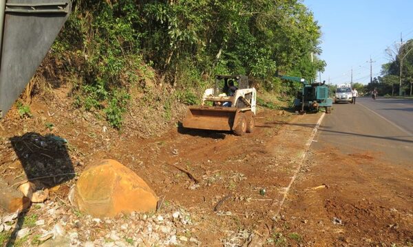 Limpian acera de la exsupercarretera en Presidente Franco