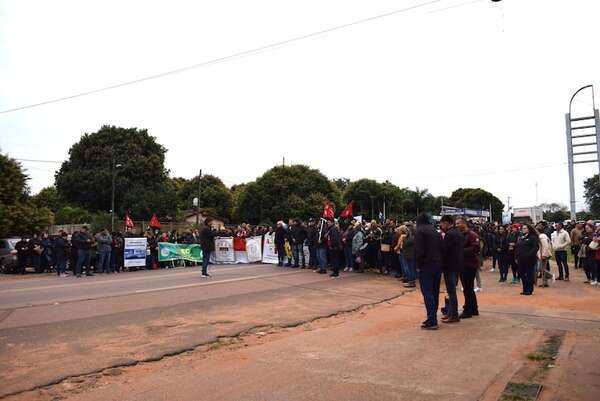 Con cierre intermitente de ruta, docentes quieren evitar dictadura a nuevas generaciones - Nacionales - ABC Color