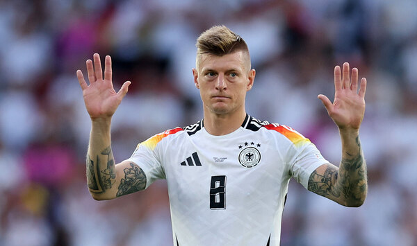 Versus / Toni Kroos, destrozado tras la eliminación de Alemania