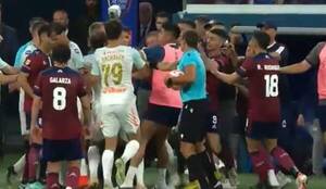 [VIDEO] Paraguayos metidos en feroz moquete: un chute “amistoso” terminó mal