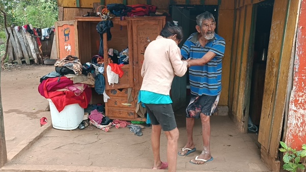 Mujer de 63 años busca ayuda para su hermano de 85 años enfermo