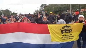 Docentes cierran ruta en Misiones en el marco de protestas - Noticias Paraguay