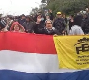 Misiones: Docentes cierran ruta en protesta a la Ley de Carrera Civil - Paraguay.com