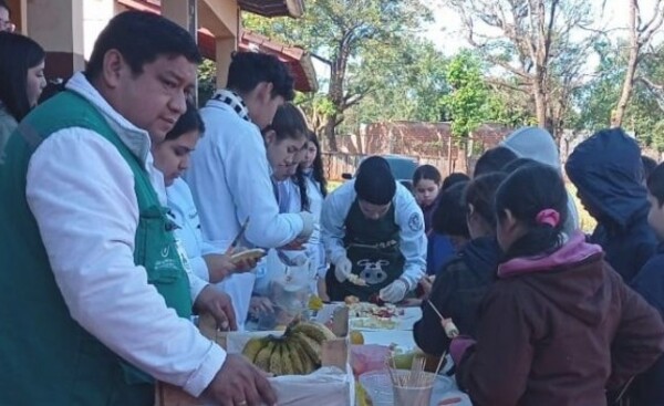Realizan demostración de preparación de merienda saludable