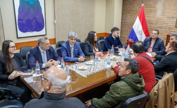 Docentes levantan medida de fuerza y acuerdan nueva reunión