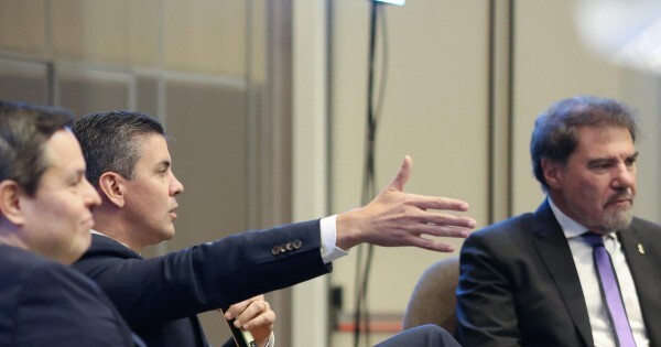 Peña hace un giño a los empresarios y elimina el arancel para el comercio exterior