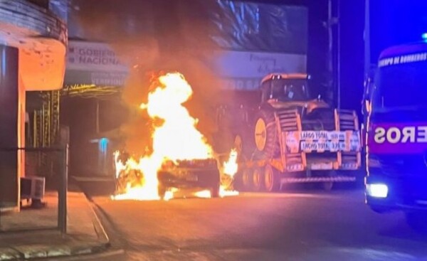 Vehículo se incendió por completo en la zona aduanera