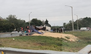 Vuelco de camión en la ruta PY02 deja un lesionado y daños materiales en Coronel Oviedo - OviedoPress