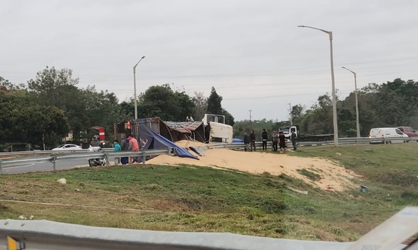 Vuelco de camión en la ruta PY02 deja un lesionado y daños materiales en Coronel Oviedo - OviedoPress