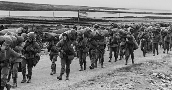 La Nación / Excombatientes de Malvinas expresan rechazo a Milei y dicen que les falta el respeto