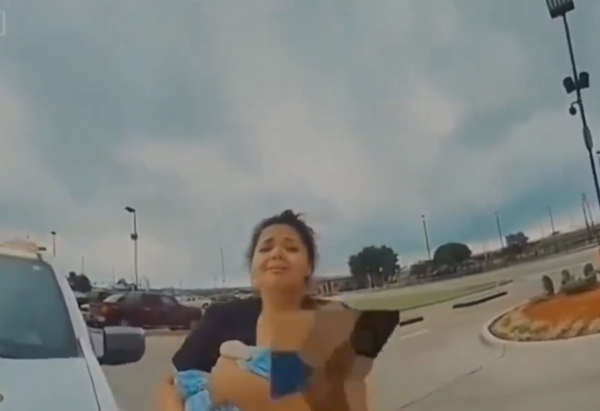 (VIDEO). Una mujer dejó a su bebé solo en su coche durante más de 5 horas mientras jugaba en un casino