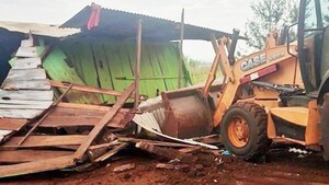 En un aparatoso despliegue policial, desalojan a 80 familias de una finca
