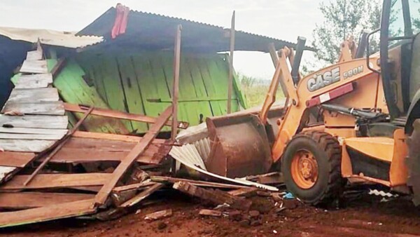 En un aparatoso despliegue policial, desalojan a 80 familias de una finca