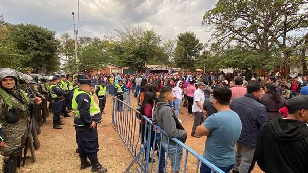 Arroyito: manifestantes siguen exigiendo renuncia de intendenta y concejales - Política - ABC Color