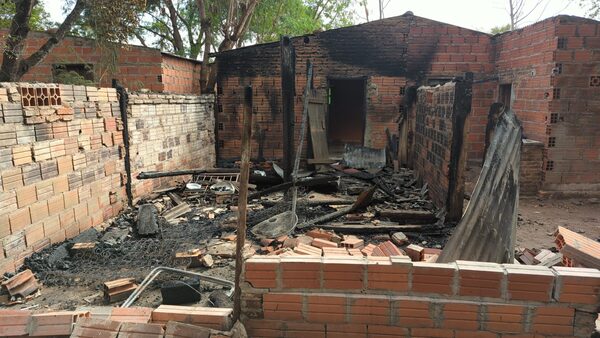 Incendio destruye vivienda de una familia en Concepción
