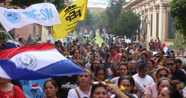 La Nación / Docentes levantan medida de fuerza