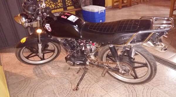 Robó moto a una mujer, lo persiguieron y alcanzaron, y fue reducido a golpes - Noticiero Paraguay