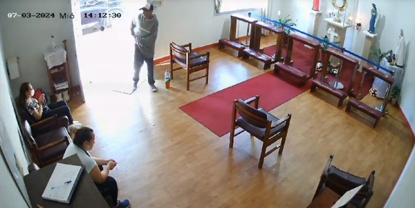 Nadie se salva: asaltó con machetillo a mujeres mientras rezaban en una capilla - Radio Imperio 106.7 FM