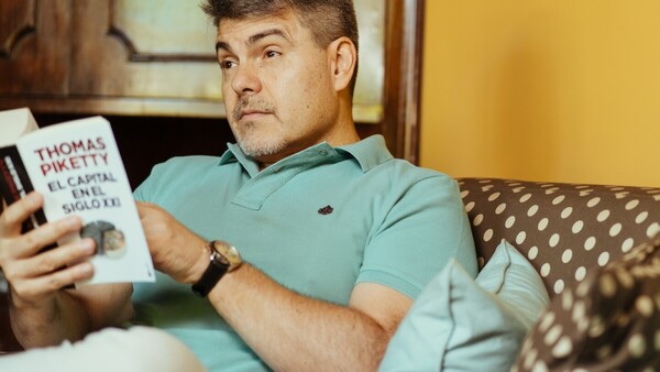 Luis Bareiro y Colecciones UH ofrecen una charla en la FIL