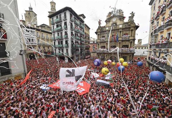 El "chupinazo" da inicio a las fiestas de San Fermín en Pamplona