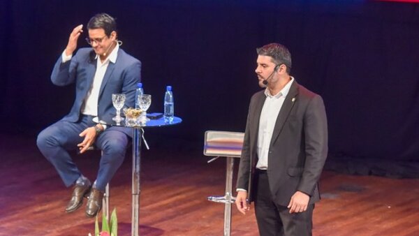 Nenecho presenta monólogo de casi 4 horas, pero evade hablar sobre desvíos
