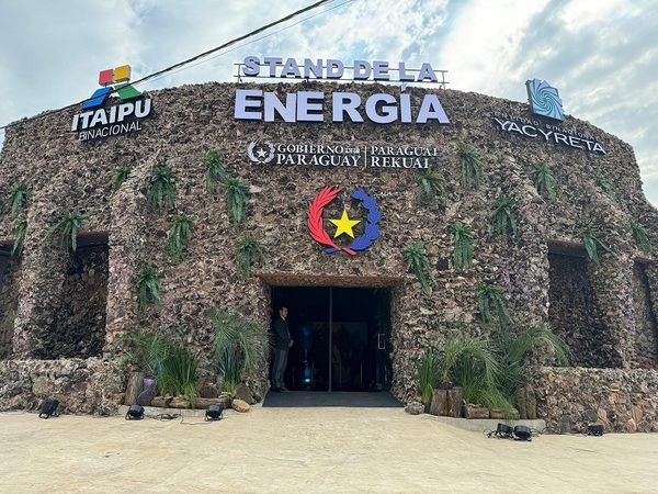 EXPO 2024: Binacionales presentan “Stand de la energía” con obras alusivas del artista plástico Koki Ruiz
