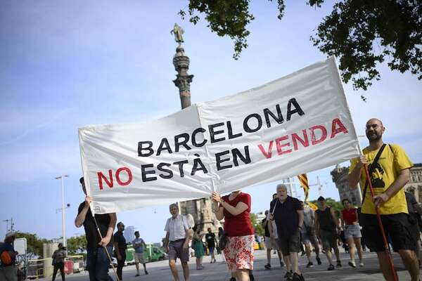 Miles de personas marchan para exigir límites al turismo masivo en Barcelona - Mundo - ABC Color