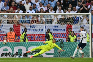 Versus / ¡Sufriendo! Inglaterra borra a Suiza en los penales y avanza a semifinales