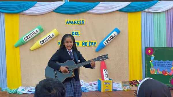 Talentosa niña de Yaguarón pide ayuda para tener su propio requinto y cumplir su sueño