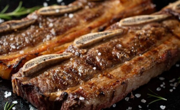 Murió atragantado cuando comía asado