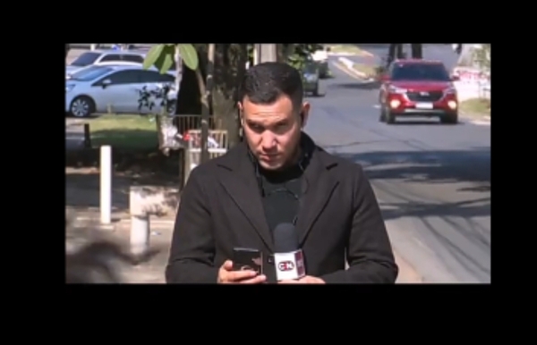 (VIDEO)El piropo que ligó periodista de tv mientras preparaba informe