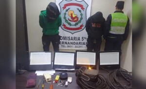Detenidos tras hurtar reflectores y cables de una escuela