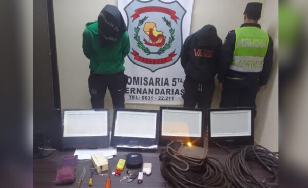 Detenidos tras hurtar reflectores y cables de una escuela