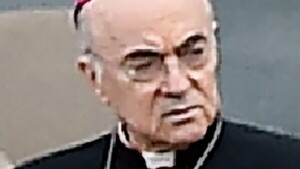 El Vaticano excomulga al arzobispo de la discordia por sus ataques al Papa
