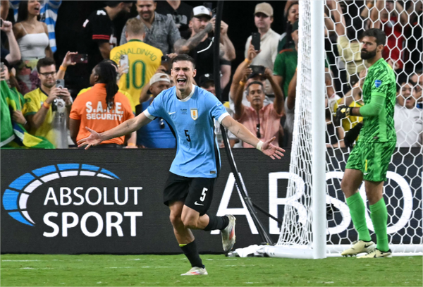 Uruguay tumba a Brasil por penales y Colombia golea a Panamá