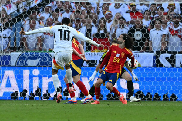 Versus / "Si los árbitros dicen que no es mano, no lo es", dice Cucurella