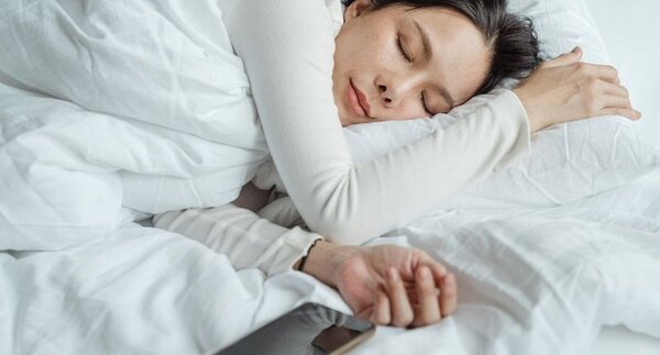 Revelan los riesgos de dormir cerca del celular