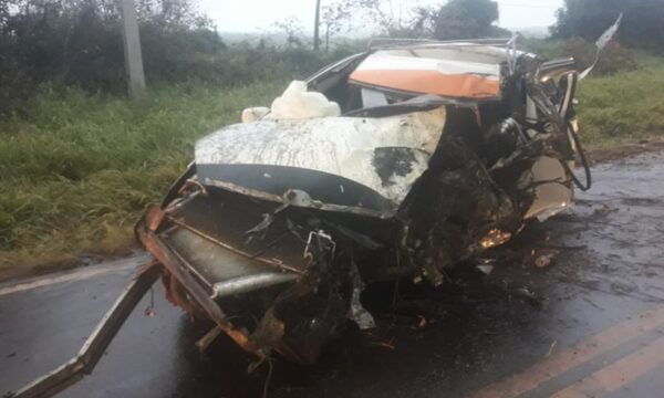 Joven taxista muere tras estrellarse con su vehículo contra un árbol